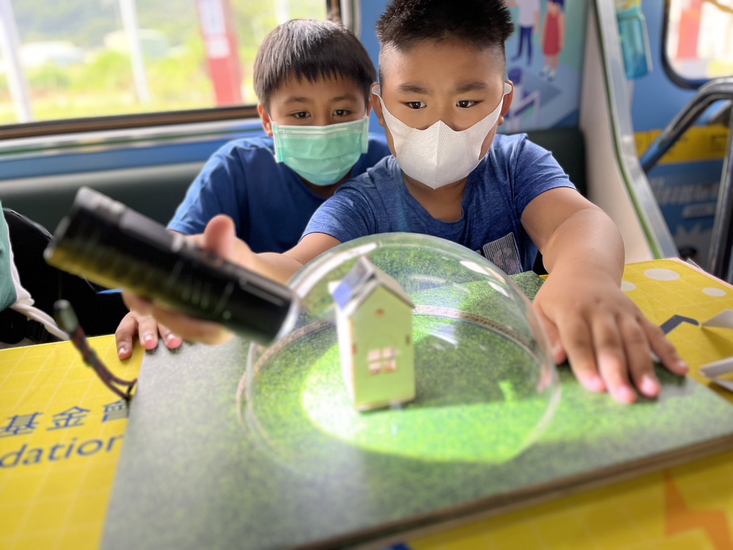 888集团參與基礎科學主題車廂，以STEAM教學精神，設計「逐日科學家」、「太陽能工程師」以及「淨零建築師」三大能源科普課程和實驗